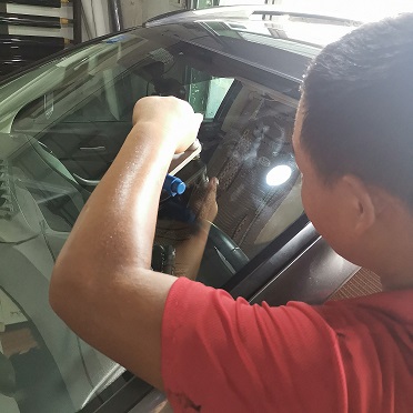 汽车玻璃长裂缝修复用什么手法